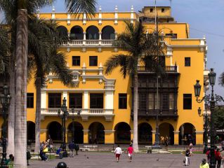 Mañana libre en Lima y salida en avión a Trujillo.