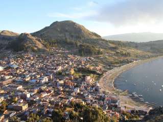 Visita de las Islas de los Uros y traslado a Copacabana (en bus)