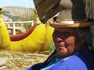 Visita de las Islas de los Uros y traslado a Copacabana (en bus)